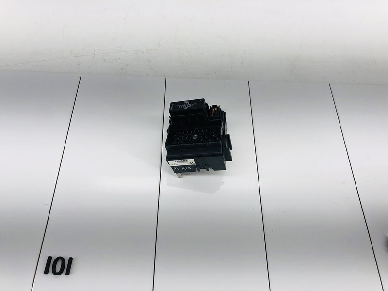 03-06 GMC YUKON XL 1500 6.0L V8 GAS ENGINE FUSE & RELAY BOX HOLDER OEM