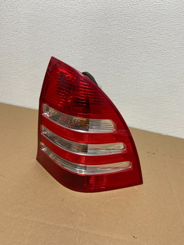 2003 to 2004 Mercedes W203 C-Class Right Passenger Tail Light ab6305 DG