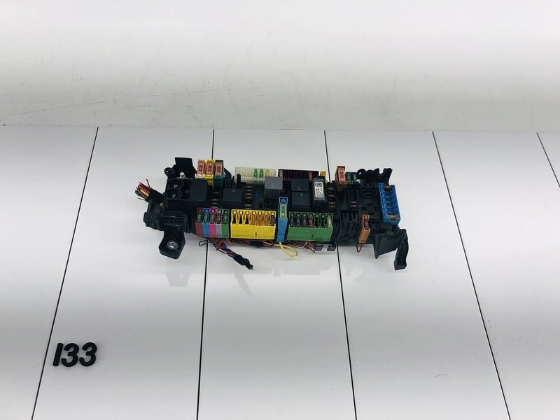 14-19 MERCEDES BENZ CLA250 2.0L L4 ENGINE MOTOR FUSE RELAY BOX HOLDER OEM