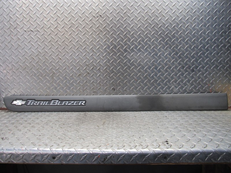 2003 CHEVROLET TRAILBLAZER LEFT DRIVER FRONT DOOR MOLDING TRIM