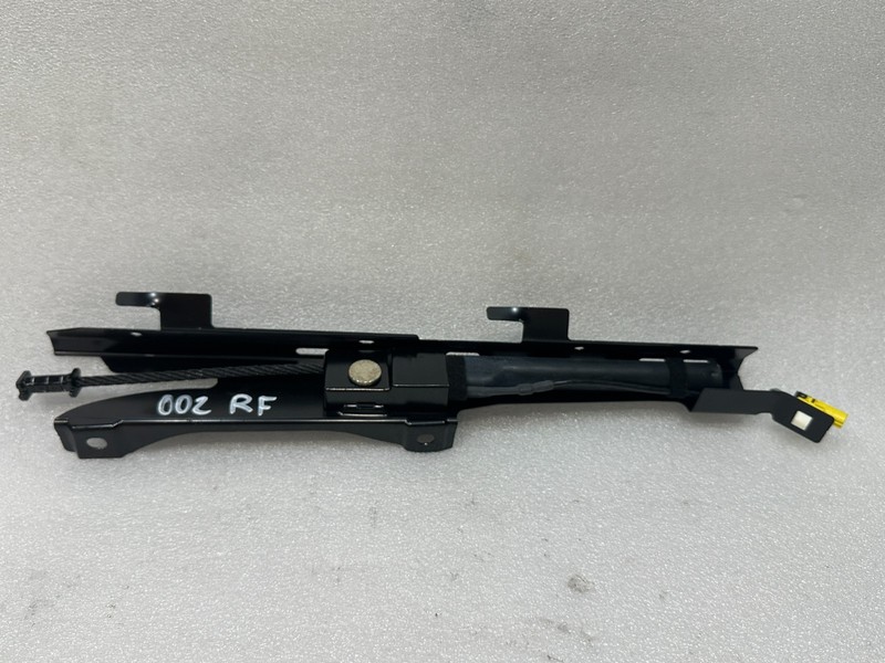 2015-2019 VW GOLF SPORTWAGEN MK7 - Front Right SEAT BELT Tensioner 5G4857620