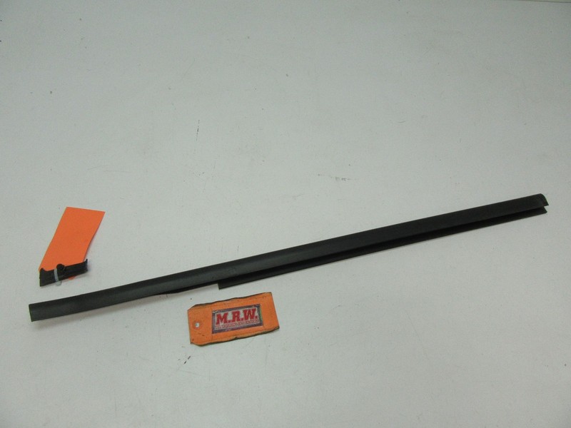 ESCAPE MARINER RIGHT FRONT DOOR MOLDING TOP OUTER GLASS WINDOW SEAL BELT STRIP R