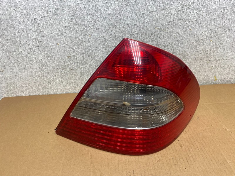 No led 2003 - 2006 Mercedes E E320 E500 Sedan Right Tail Light OEM M0586 DG