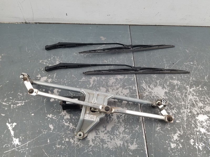 2008 Porsche 911 Turbo 997 Windshield Wiper Motor / Arms #8341 Y7