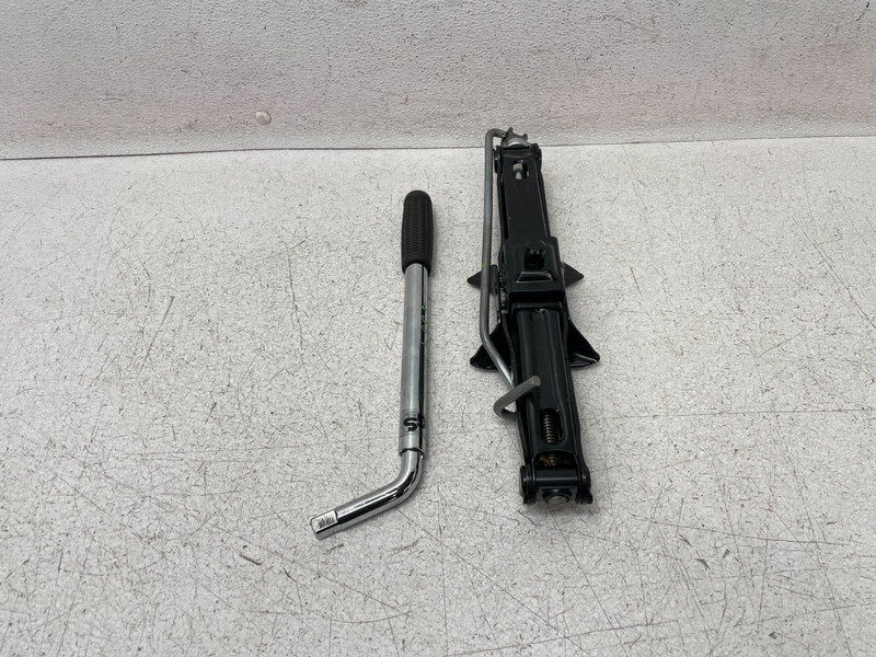 2014-2017 Maserati Quattroporte S Emergency Spare Wheel Tire Jack Lift 1359 OEM