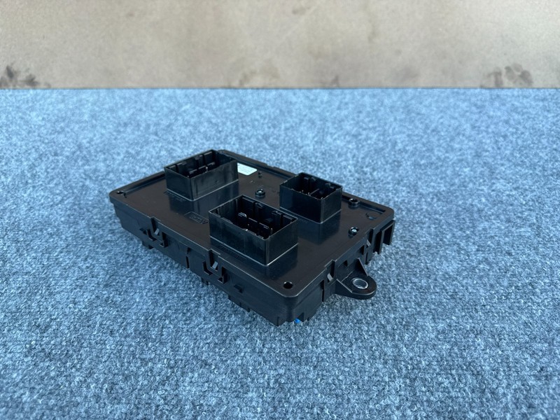 RIVIAN R1S R1T 22-24 OEM CABIN FUSE RELAY JUNCTION BOX MODULE UNIT ASSEMBLY