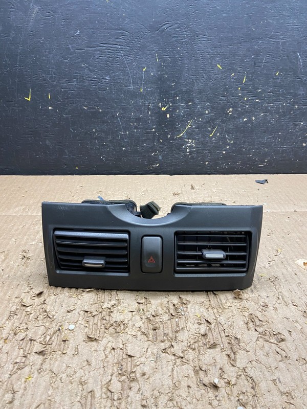 2000 2001 Infiniti I30 Center Dashboard Air Vent OEM v7731 DG