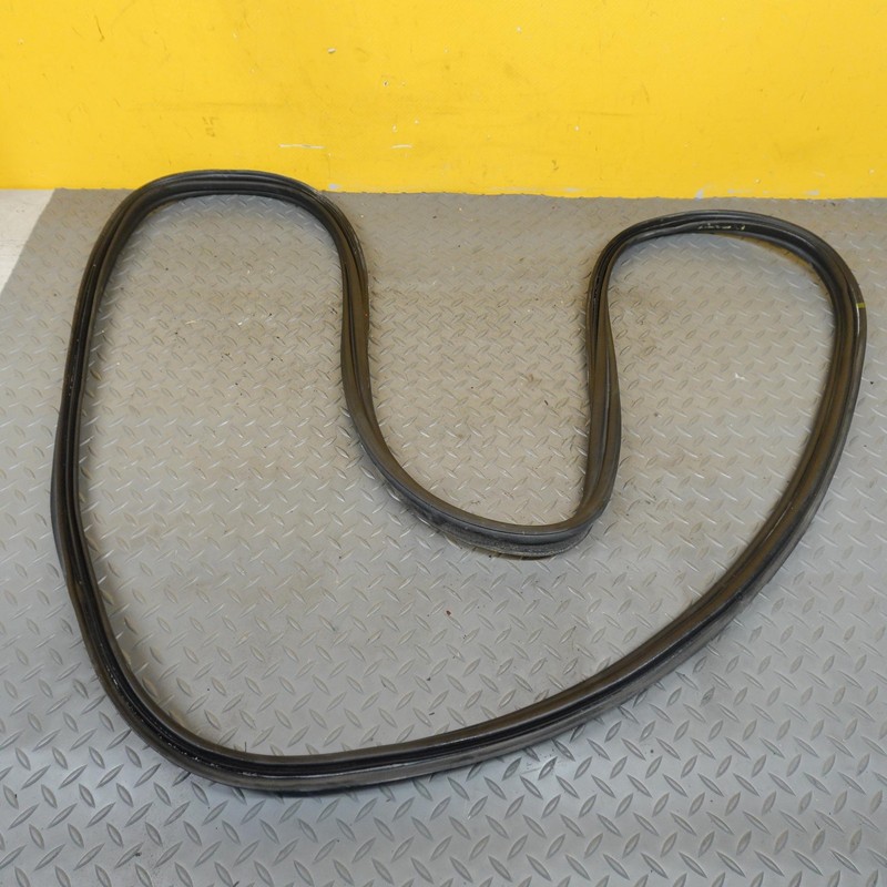 2019-2022 VOLVO XC40 REAR LIFTGATE LIFT GATE SEAL RUBBER WEATHERSTRIP 32285565