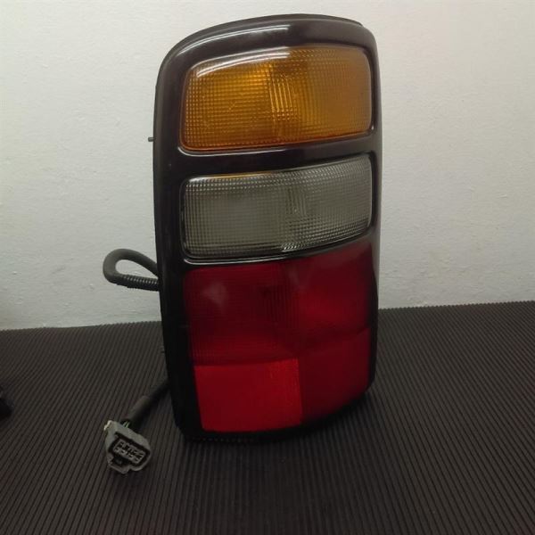 2004-2006 Chevrolet Suburban Left Driver Tail Lamp Light Assembly OEM 15832091