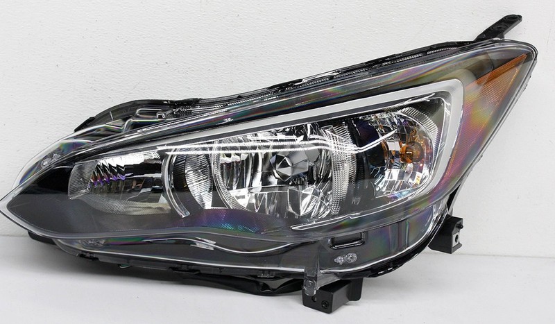 OEM Left Driver Side Halogen Headlamp For Subaru Impreza 84001-FL01B Lens Chip