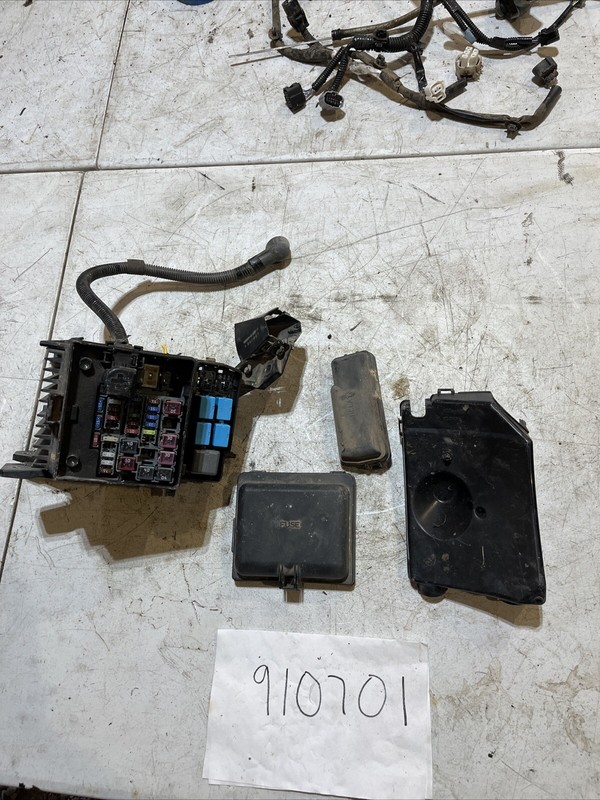 2006 TOYOTA HIGHLANDER HYBRID ENGINE FUSE RELAY BOX 82620-48050 OEM