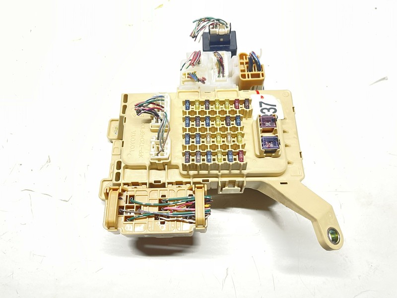 2001-2007 TOYOTA HIGHLANDER DASH CABIN FUSE RELAY BOX OEM 225094