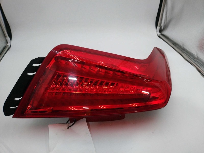 2019 Cadillac XT5 Left Tail Light Assembly Black 737269 76K Miles