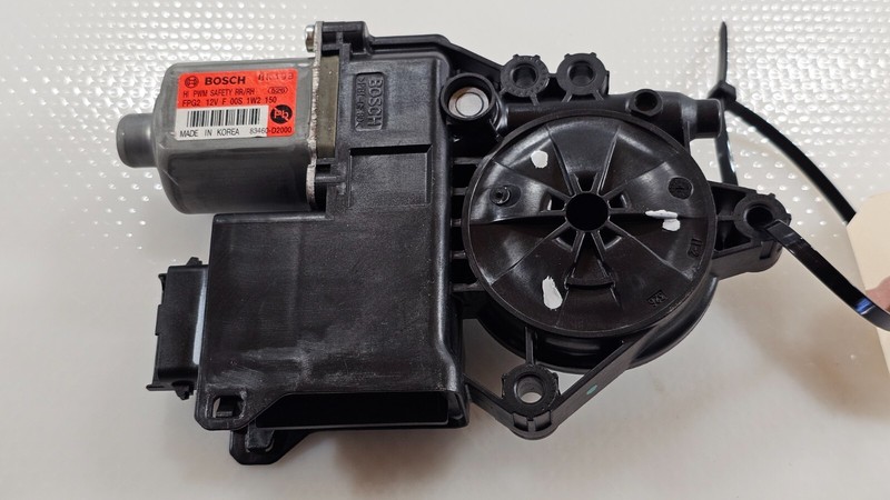 2017-2019 GENESIS G90 REAR RIGHT DOOR WINDOW REGULATOR MOTOR OEM 83460 D2000
