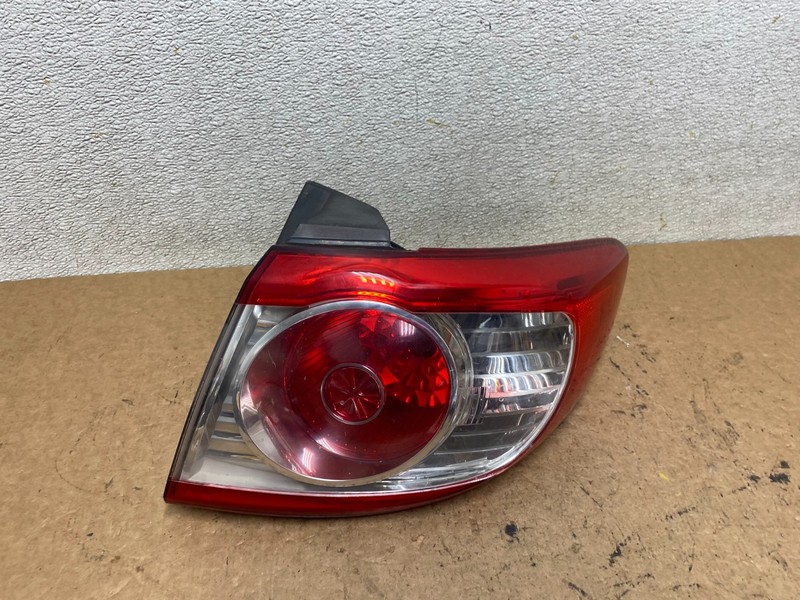 2010 to 2012 Hyundai Santa Fe Right Passenger RH Tail Light OEM S7639 DW