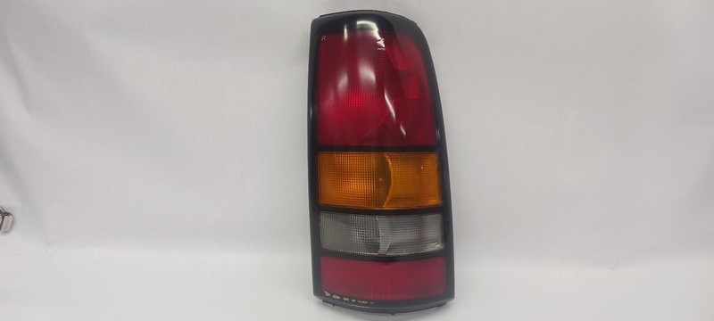 04-'05 GMC SIERRA 2500 Right passenger Taillight OEM Grade B