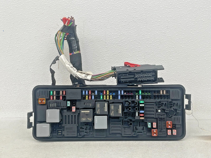 ⭐2014-2017 LAND ROVER RANGE ROVER REAR TRUNK FUSE RELAY BOX BLOCK OEM LOT2608