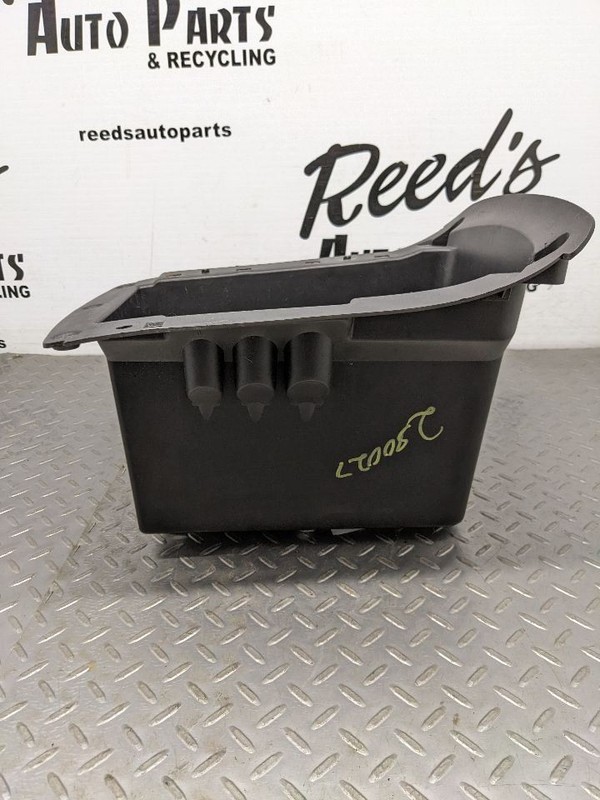 2005 Escalade Yukon Center Console Storage Box Insert Power Point 03/06