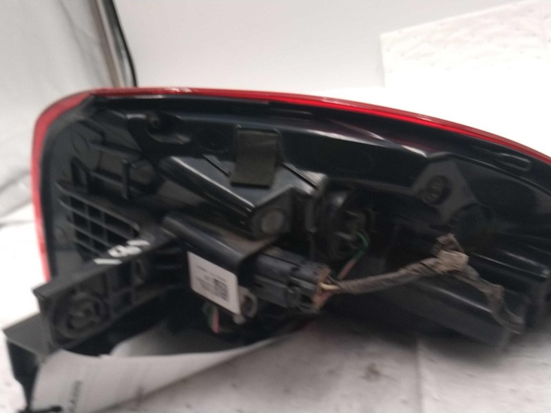 Used Left Tail Light Assembly fits: 2020 Hyundai Tucson incandescent quarter pan