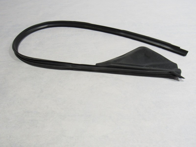 18-21 Aston Martin Vantage 2019 Left Driver Window Weatherstrip Seal Rubber ;:A