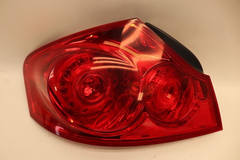 2007-2008 INFINITI G35 SEDAN LEFT DRIVER SIDE OUTER QUARTER PANEL TAIL LIGHT OEM