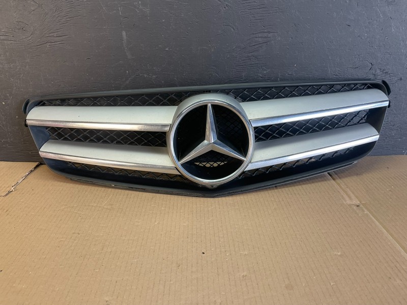 2010 to 2014 Mercedes-Benz W204 C250 Front Grille Grill OEM AE3540 DG