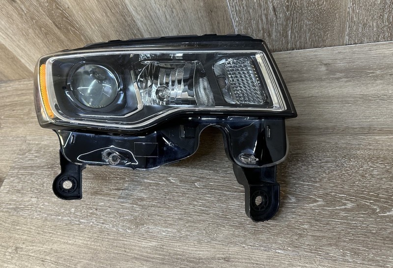 2017-22 JEEP GRAND CHEROKEE RHHEADLIGHTOEM PART #68289234AF