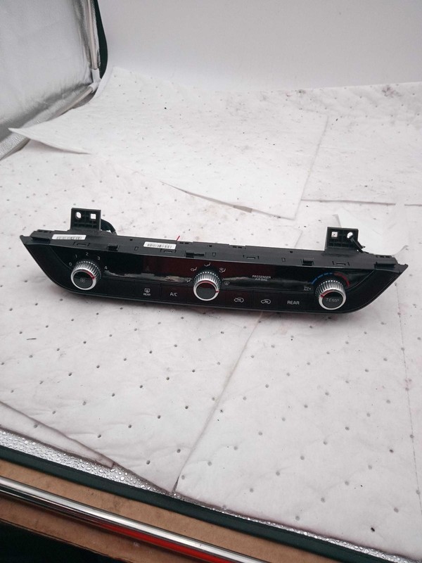 Used A/C Selector Switch fits: 2020 Kia Telluride front manual temperature contr