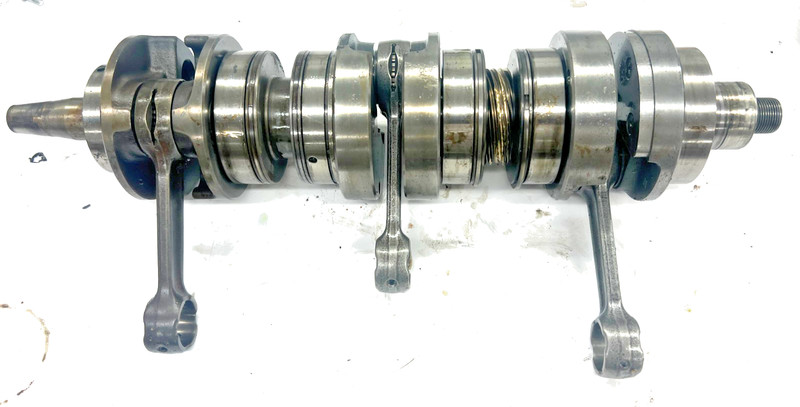 99 TIGERSHARK TS 1100R CRANKSHAFT 3008-597 (OIL GEAR IS DAMAGED)