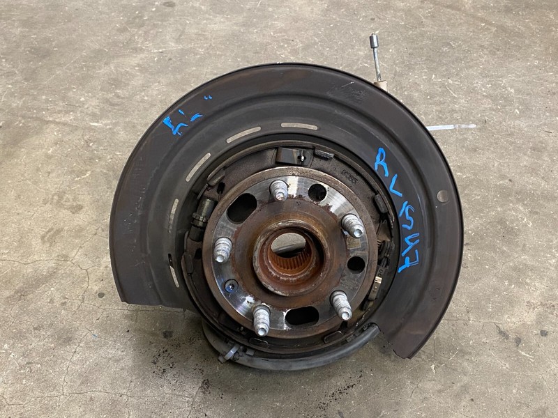16 17 18 Chevrolet Camaro SS Rear Left Driver Spindle Knuckle Hub RWD 1547 OEM