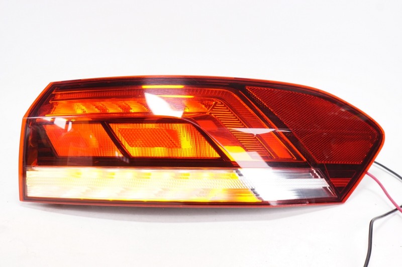 VOLKSWAGEN PASSAT Right RH Tail Lamp Tail Light LED OEM 2020 - 2022
