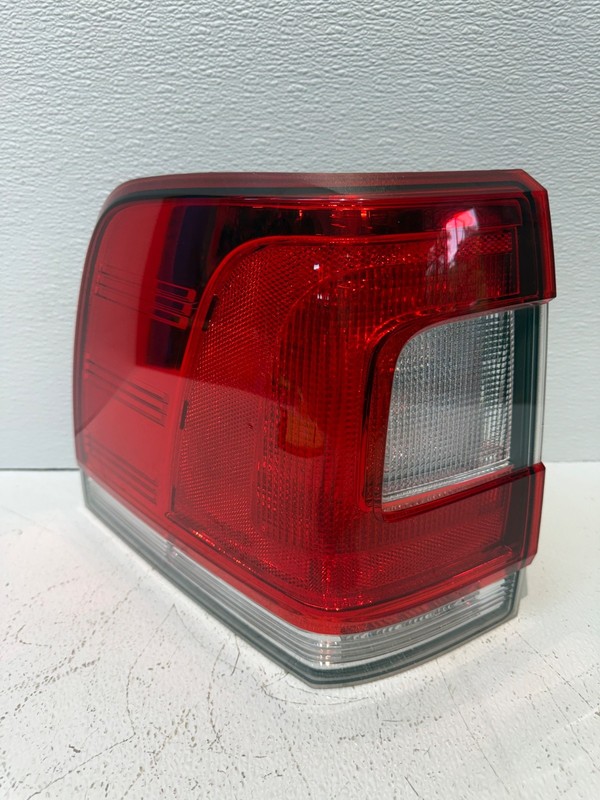 2015-2017 LINCOLN NAVIGATOR LEFT SIDE OUTER TAILLIGHT TAILAMP ASSY OEM