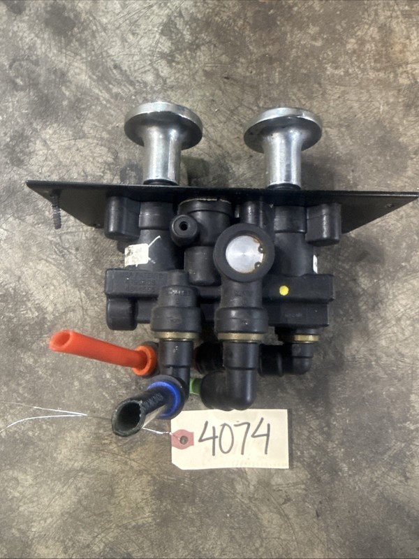 INTERNATIONALBENDIX AIR BRAKE VALVE- P/N: 5001231