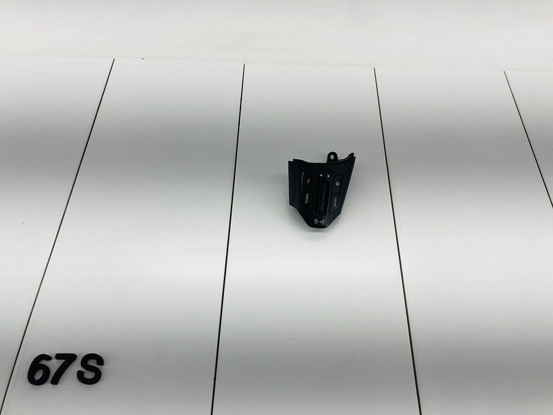 16-18 KIA SORENTO RIGHT SIDE STEERING RING CRUISE CONTROL SWITCH BUTTON OEM