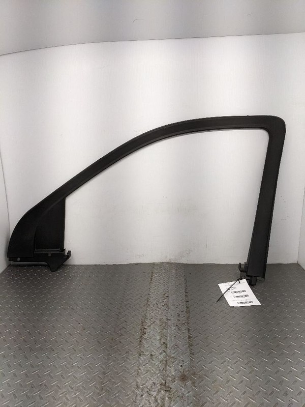2015-2018 SILVERADO 1500 Passenger Front Door Window Garnish Molding OEM 1193006