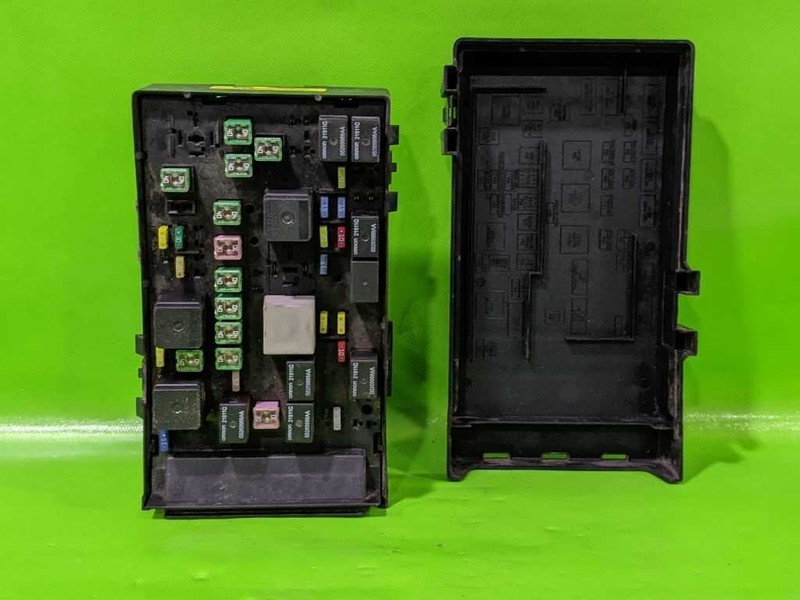 06 07 CARAVN ENGINE FUSE RELAY BOX OEM 4162-10
