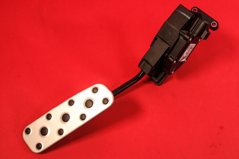 2005-2006 Pontiac GTO Gas Throttle Pedal OEM 92183453 *USED*