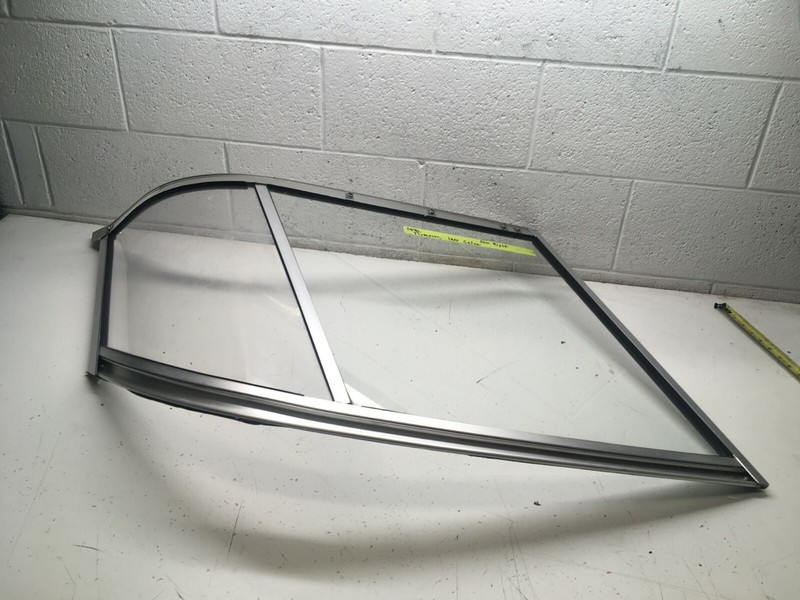 Z7 1992 1800 Thompson Calae Boat Windshield Driver Starboard Right