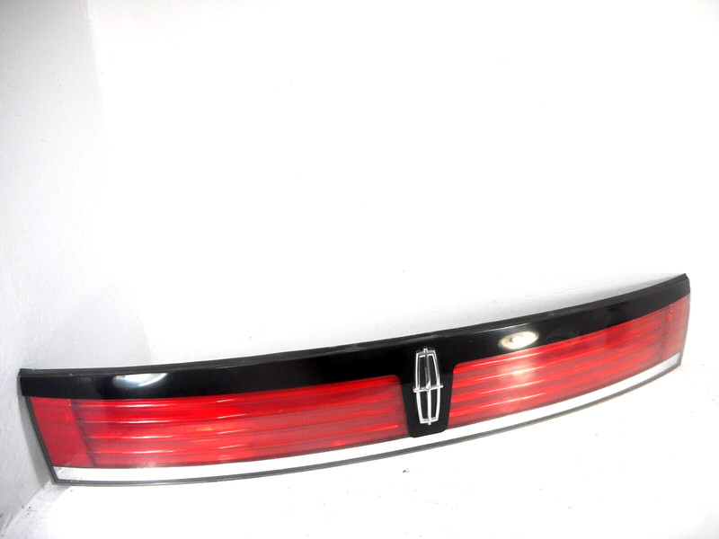 Lincoln MKX Hatch Lid Center Mounted Tail Light Panel OEM 2007-2010
