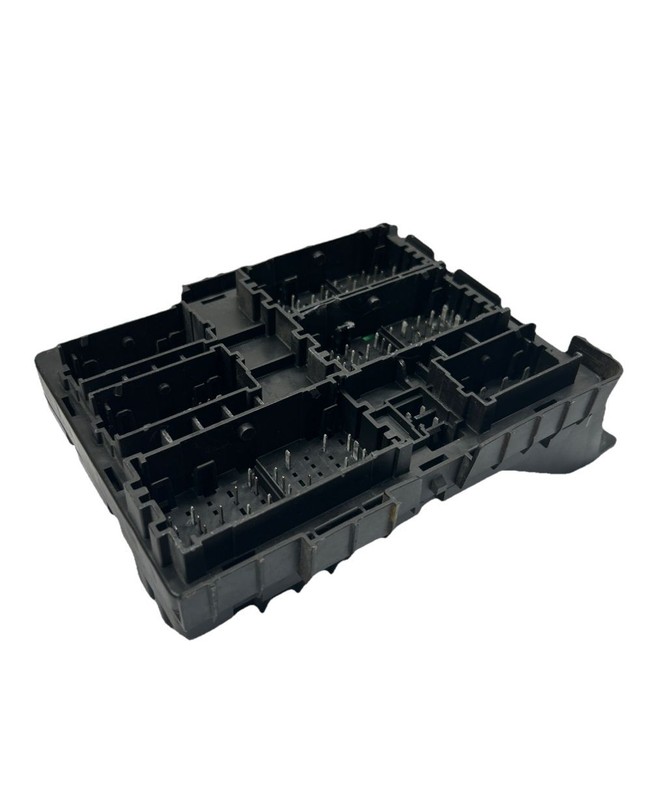 Chevrolet Silverado junction box 2018 fuse relay block assy OEM 23195441