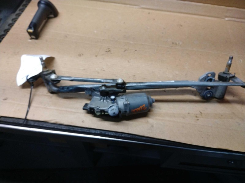 2016 BMW X5 Wiper Linkage OEM White 137K Miles 61617292653