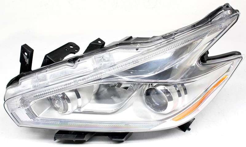 OEM Left Driver Side Halogen Headlamp For Nissan Murano 26060-5AA1E