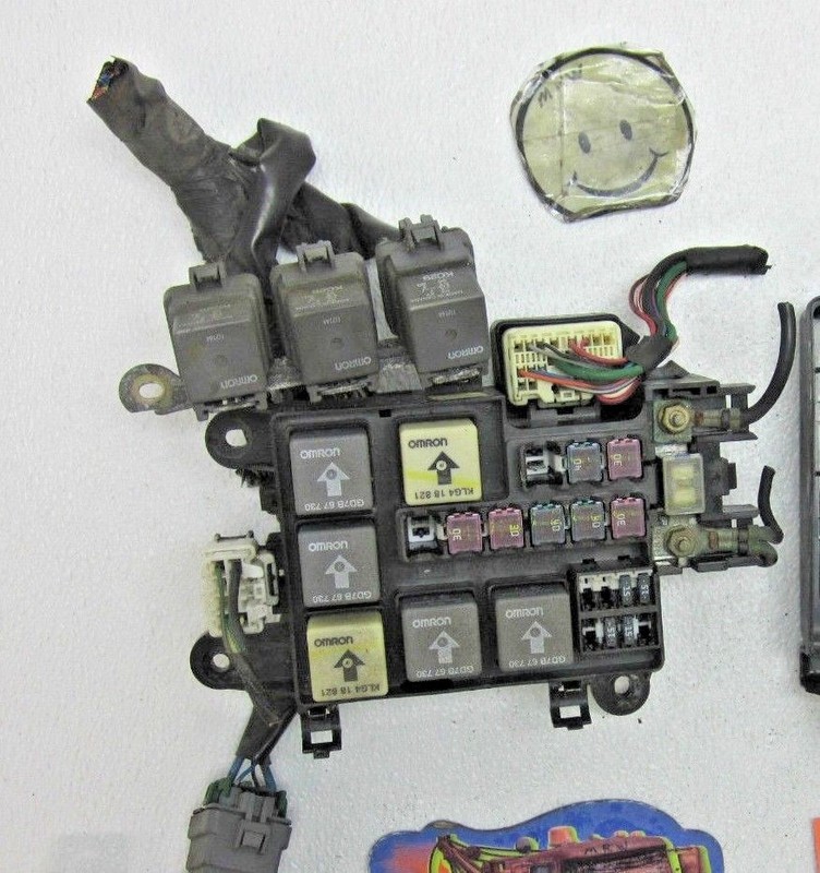 FUSE BOX RELAY WIRE PANEL 2.0L ENGINE AUTOMATIC TRANSMISSION for 02 MAZDA 626