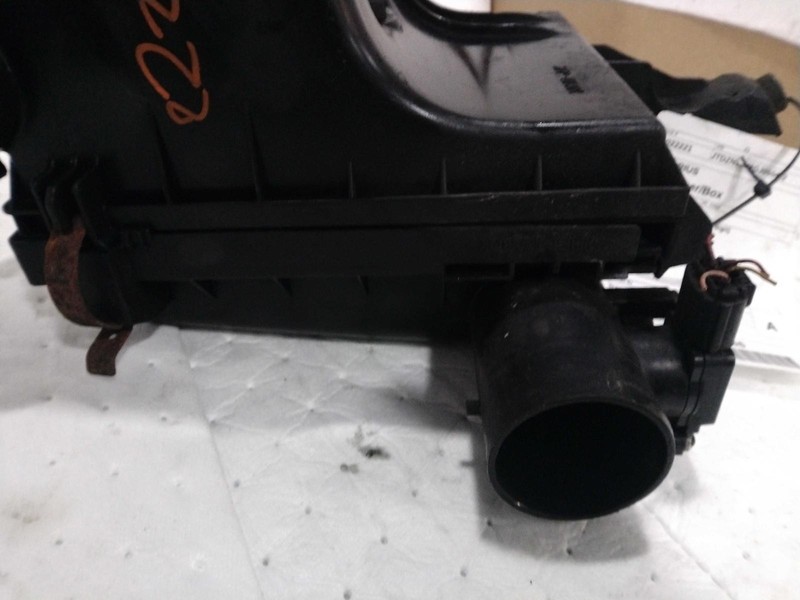 Used Air Cleaner Assembly fits: 2016 Toyota Prius Prius Plug-in VIN DP 7th and 8
