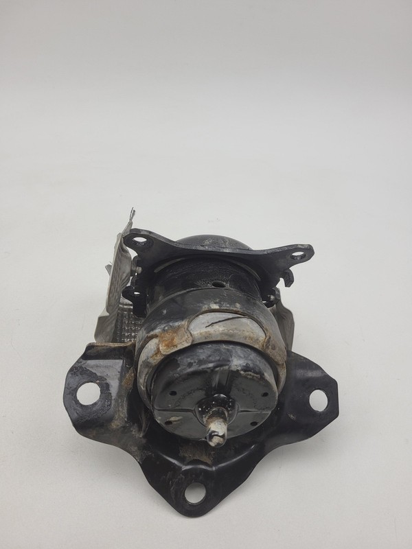 2019-2025 Chevrolet Silverado 1500 Left Engine Support Mount Bracket 84497435