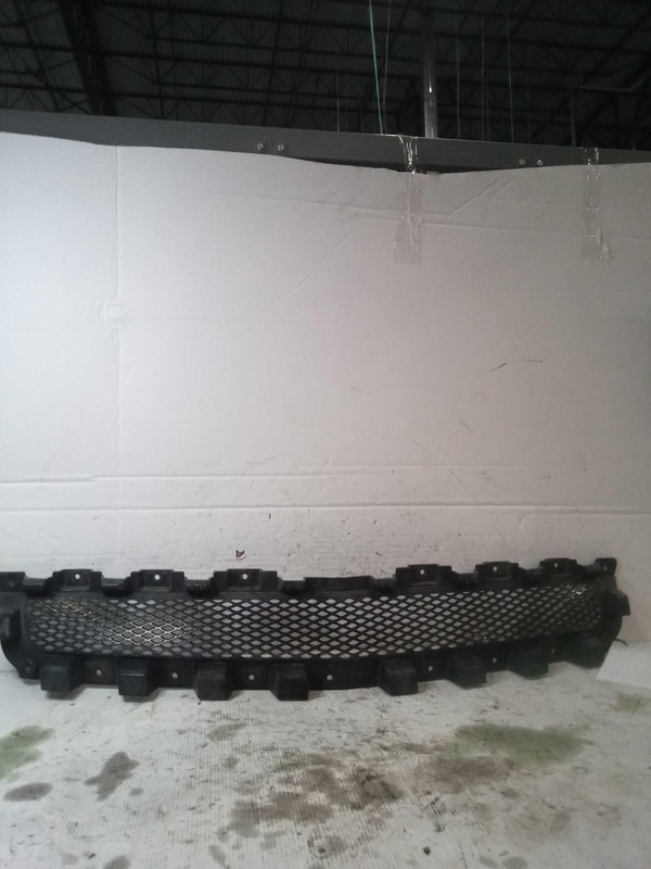 2012 Chevrolet Malibu Grille OEM White Used 15823699 15823701 4DR SED