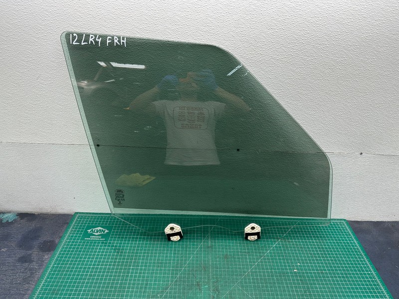 05-16 Land Rover LR4 FRONT RIGHT PASSENGER SIDE DOOR WINDOW GLASS OEM