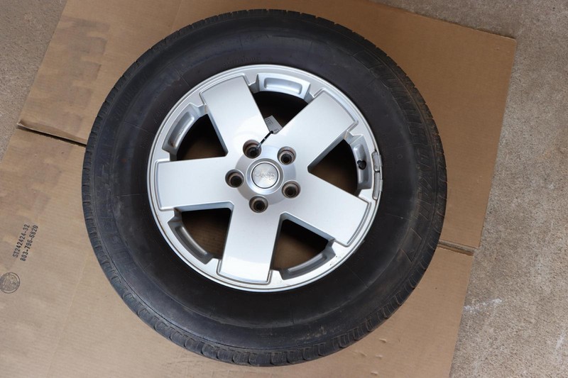 2007-2012 JEEP WRANGLER WHEEL TIRE RIM UNIROYAL 255/70 R18 18X7.5 5 SPOKE OEM
