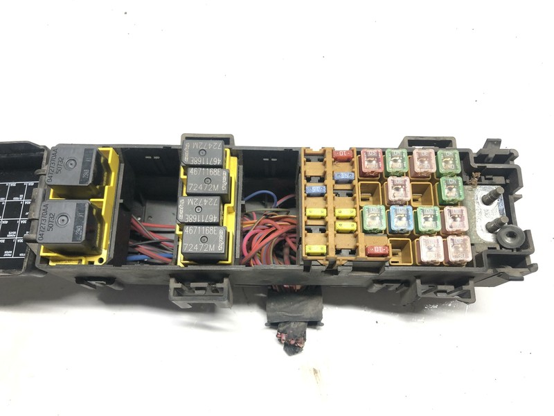 04 05 06 Dodge Durango Engine Fuse Box Engine 4.7L Tow package OEM