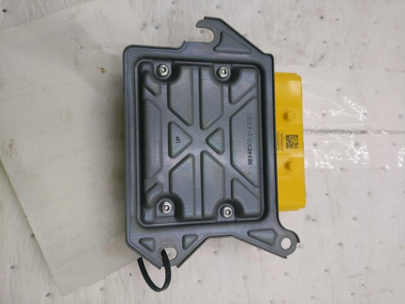Used Air Bag Module fits: 2021 Volkswagen Passat Air Bag under center console Gr